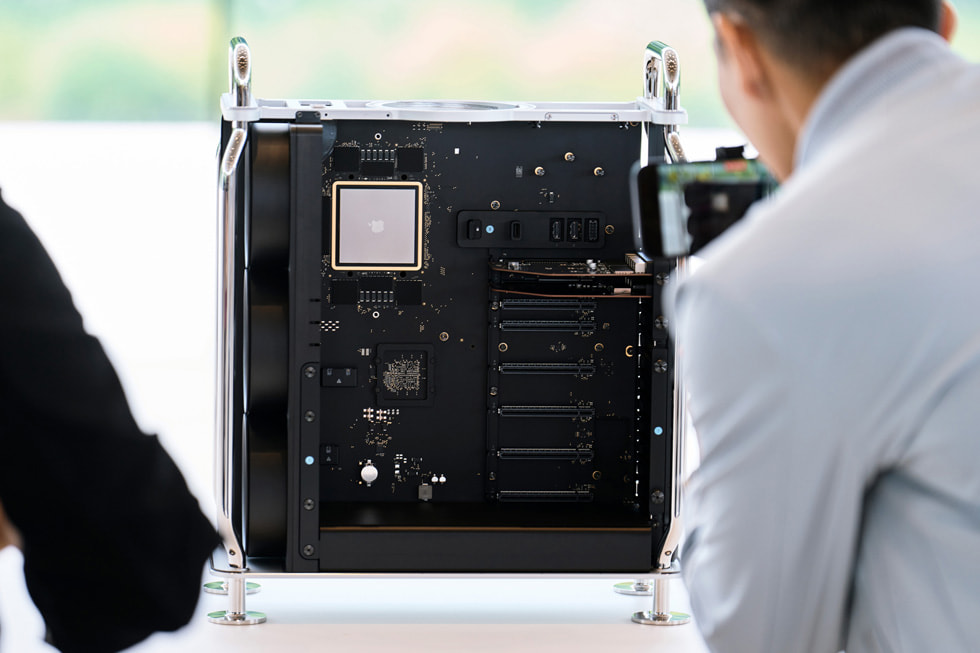 ??? ?????? ????? ???? Mac?Pro ?????? ?? ????? M2?Ultra.