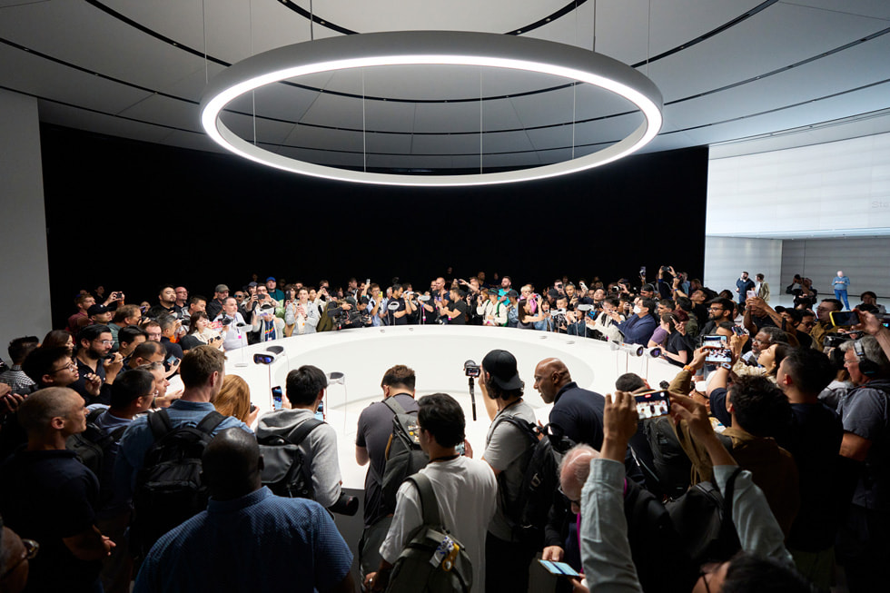 ?????? ?? ???????? ???????? ????? ??? ????? ??? ???? Apple?Vision?Pro ?? Apple?Park.