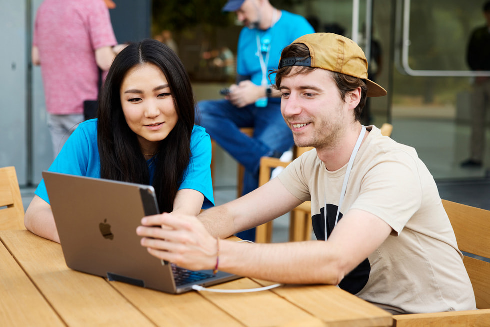 ????? ??????? ???? ??? ???? MacBook ???? ?????? Meet?the?Developers ?? ????? WWDC23.