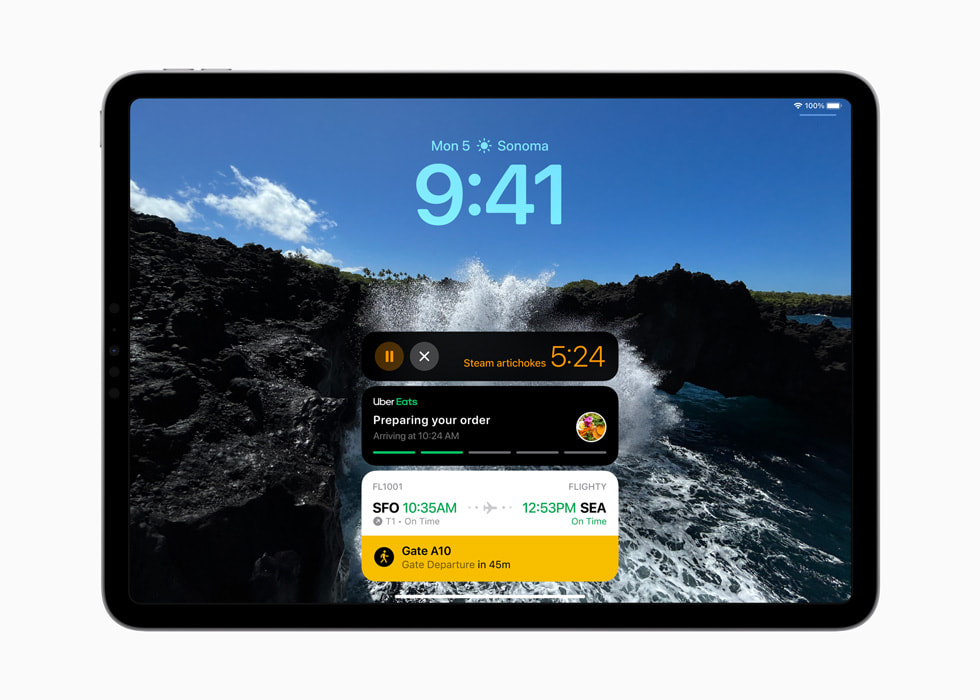 Ein iPad?Pro zeigt Live-Aktivit?ten auf dem Sperrbildschirm an, darunter einen Timer, eine Uber?Eats Bestellung und Fluginfos.