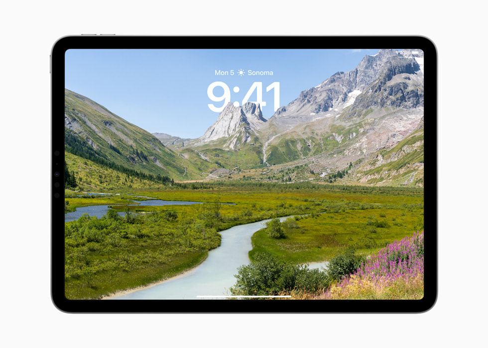 Ein iPad?Pro zeigt ein Bild von einem Berg vor der Uhrzeit auf dem Sperrbildschirm an.