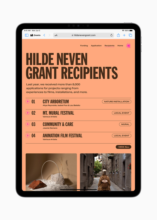 Ein iPad?Pro zeigt ein ?Stipendien“-Profil mit einer Website über Empf?nger:innen von Stipendien auf dem Display an.