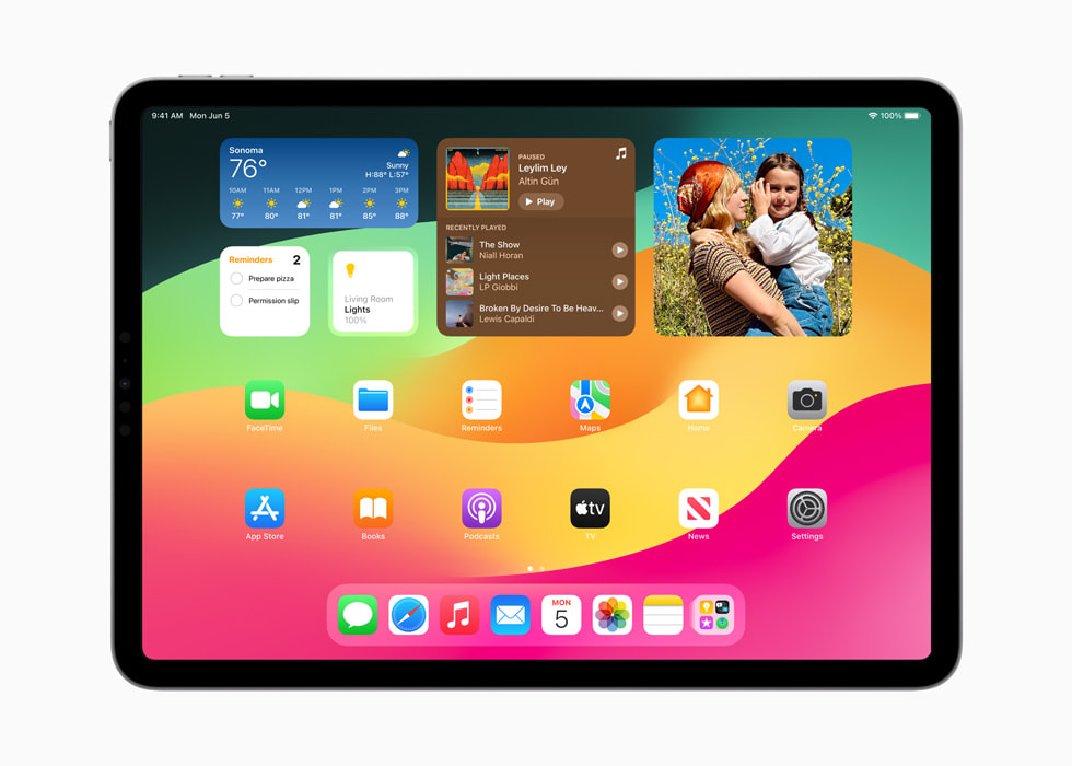 Un iPad?Pro affiche des widgets sur l’écran d’accueil.