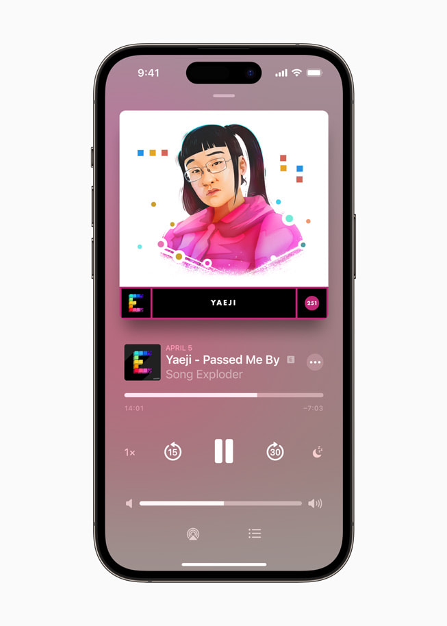 iPhone 14 Pro menampilkan lagu “Passed Me By” dari Yaeji sedang diputar.