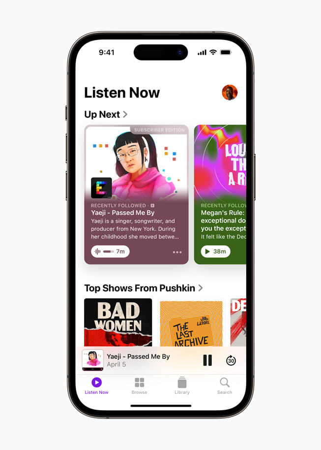 iPhone 14 Pro menampilkan yang akan diputar selanjutnya di Apple Podcasts.