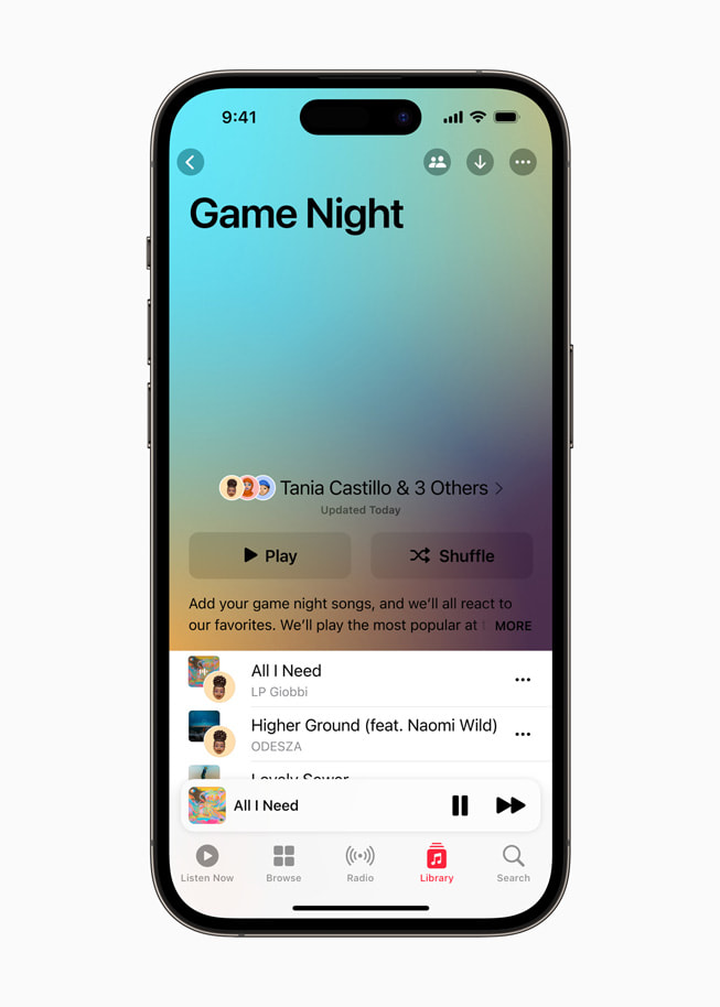 iPhone 14 Pro menampilkan Daftar Putar Kolaboratif untuk acara malam kumpul bermain game.