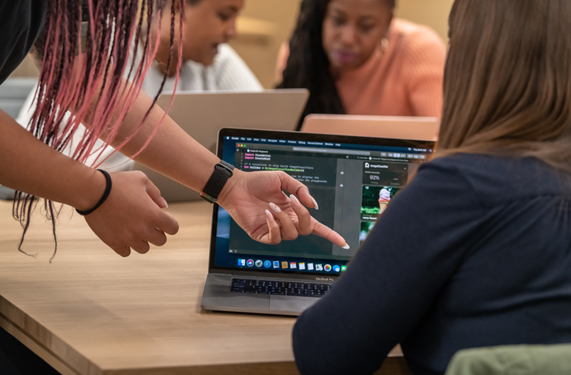 Apple ekibinin bir üyesi bir kat?l?mc?ya e?itim veriyor. 