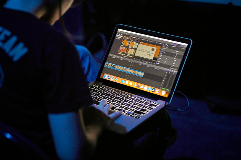 ??rencilerin müzik videolar?n?n kurgusunda Final Cut Pro X kullan?ld?.