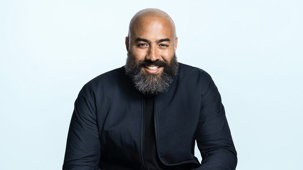 Apple Music’ten Ebro Darden foto?raf i?in poz veriyor.