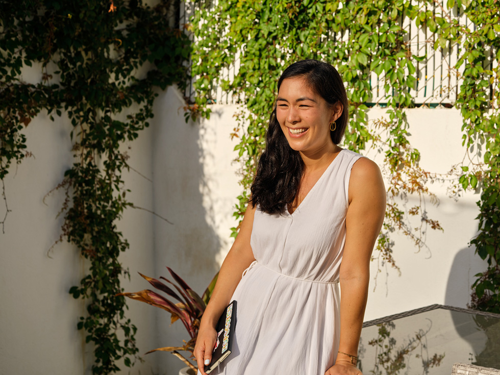 Hopscotch’un kurucusu Samantha John bir duvar?n ?nünde ayakta duruyor.