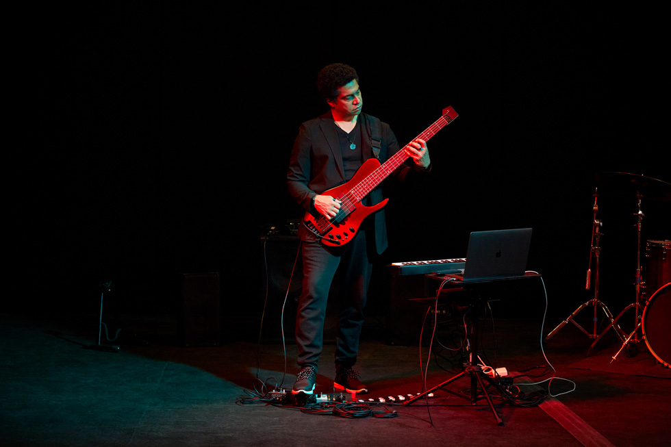 Apple Giri?imci Kamp? kat?l?mc?s? ve caz müzisyeni Matt Garrison gitar ?al?yor.