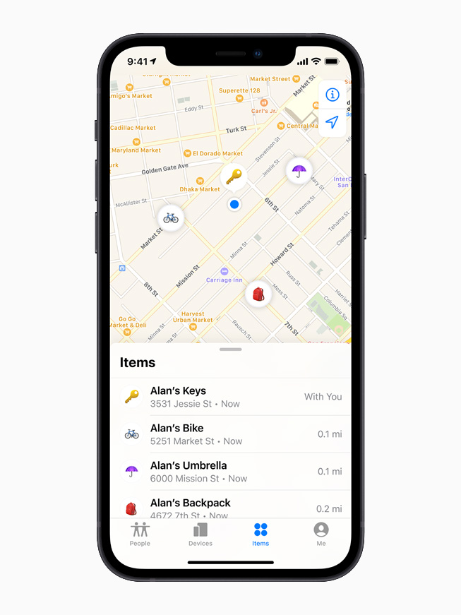 iPhone 12 ekran?nda Bul uygulamas?ndaki Nesneler sekmesinde listelenmi? AirTag tak?l? ?e?itli e?yalar.