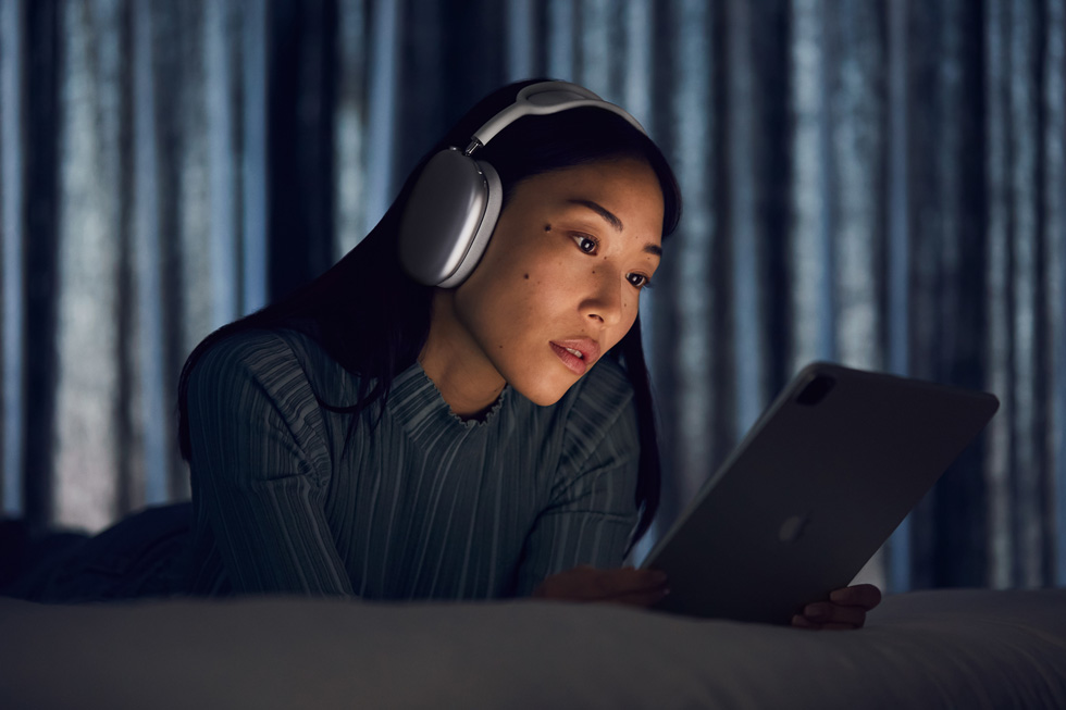 iPad Pro ile AirPods?Max kullanan kad?n.