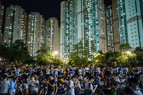Gece Hong Kong’daki bir parkta Pokémon Go oynayan kalabal?k bir insan grubu.
