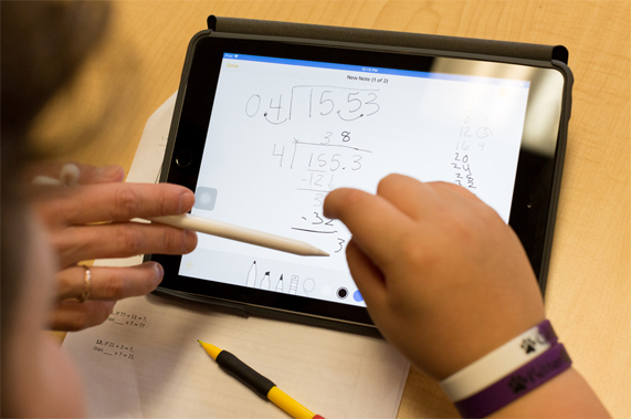 iPad’de kalanl? bir b?lme i?lemi yapmak i?in kullan?lan bir Apple Pencil.