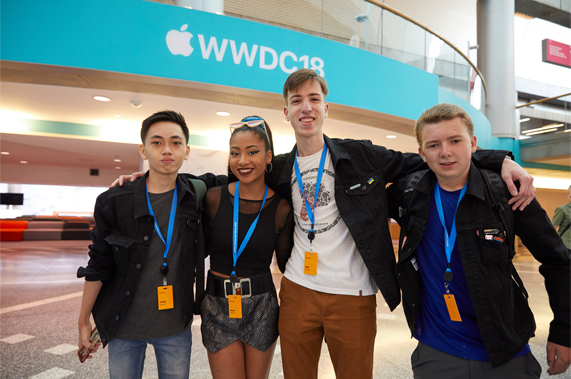 WWDC 18’deki d?rt geli?tirici ??renci.