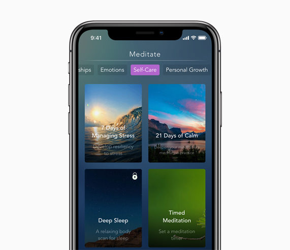 Ekran?nda Calm meditasyon uygulamas? olan bir iPhone.
