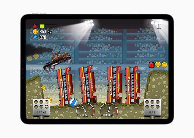 iPad Pro’da Hill Climb Racing+ oyununda bir canavar kamyonu itfaiye ara?lar?yla dolu bir ?ukurun üzerinden atlarken g?steren bir g?rüntü.