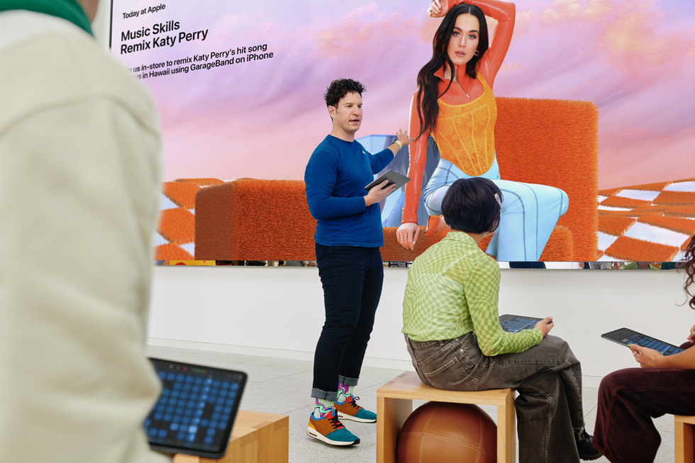 Apple The Grove'un i?inde Today at Apple etkinli?i Müzi?i Ke?fedin: Katy Perry’yi Remiksleyin.