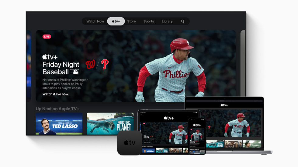 Banner de “Friday Night Baseball” en Apple TV+ en un smart TV con el Apple TV 4K, el iPad Pro, el iPhone 13 y la MacBook Pro.