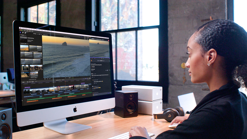 iMac’te Final Cut Pro X kullanan kad?n.