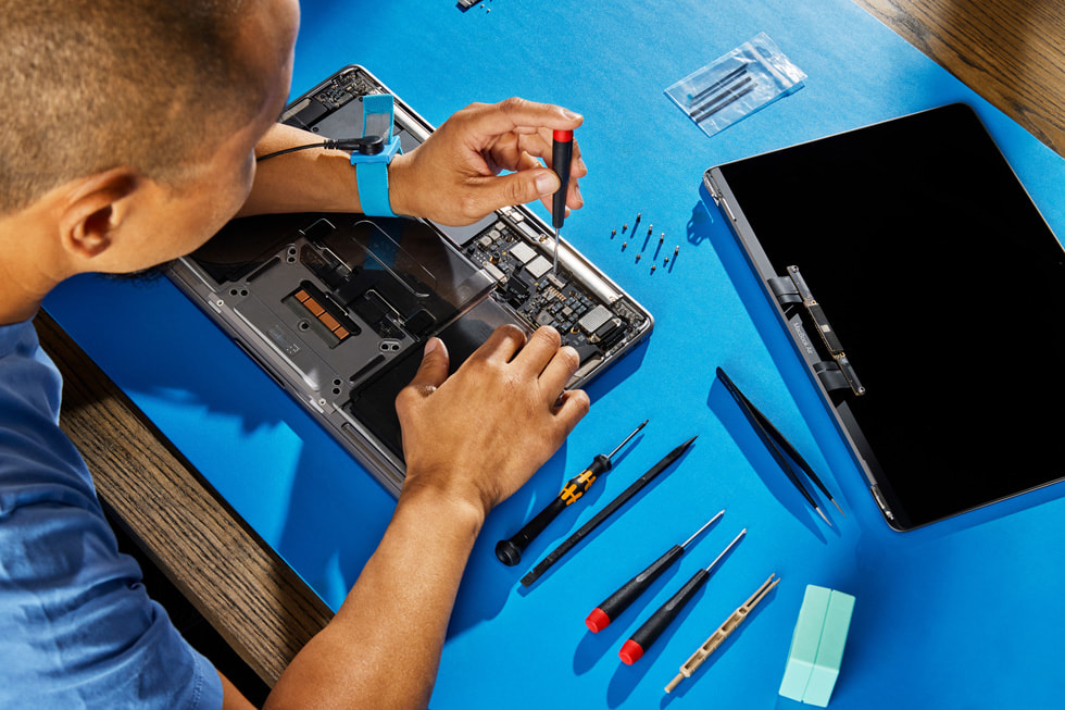 Bir MacBook Air'de Self Service Repair yap?l?yor.