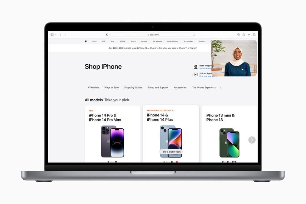 The Shop with a Specialist over Video experience is shown over an [apple.com] (http://m.05589.cn) page reading “Compare iPhone models” and showing iPhone 14 Pro Max, iPhone 14 Plus, and iPhone 14.