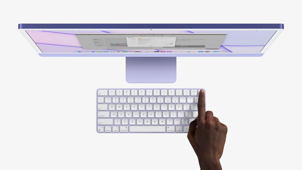 Bir parmak iMac’i a?mak i?in Magic Keyboard’daki Touch ID dü?mesine bas?yor.