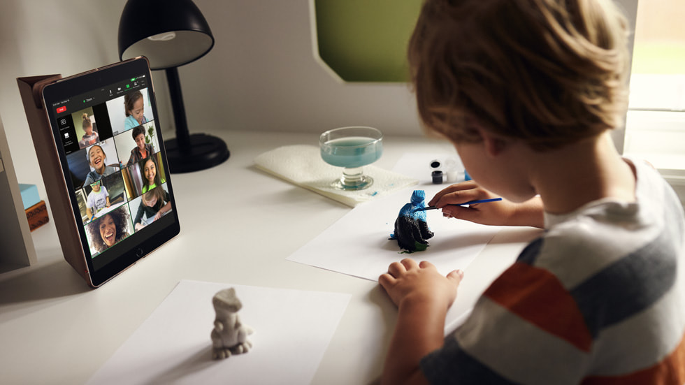 Bir ?ocuk bir ?ekli boyarken yeni iPad’i kullan?yor. 