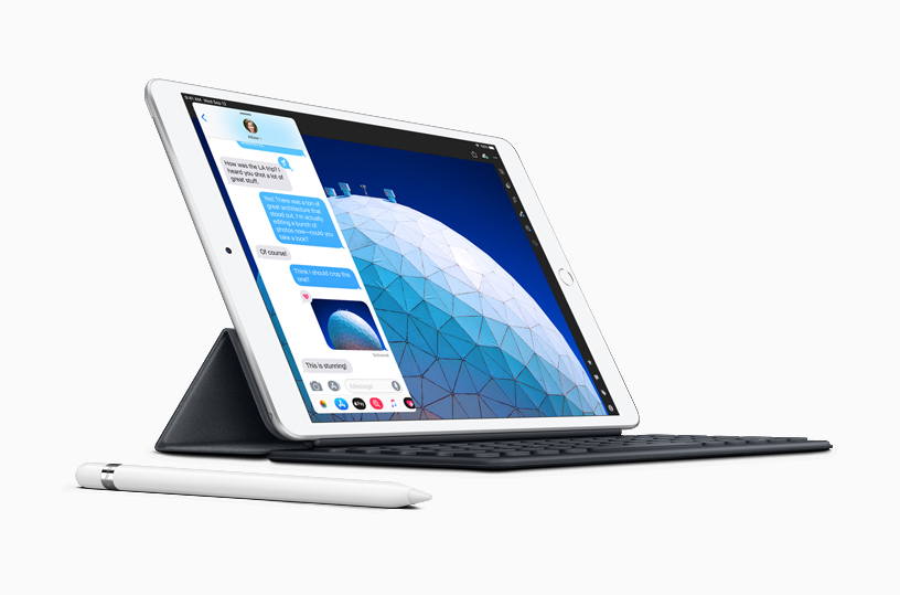 iMessage i?in Slide Over ekran?n? g?steren iPad Air ve Apple Pencil. 