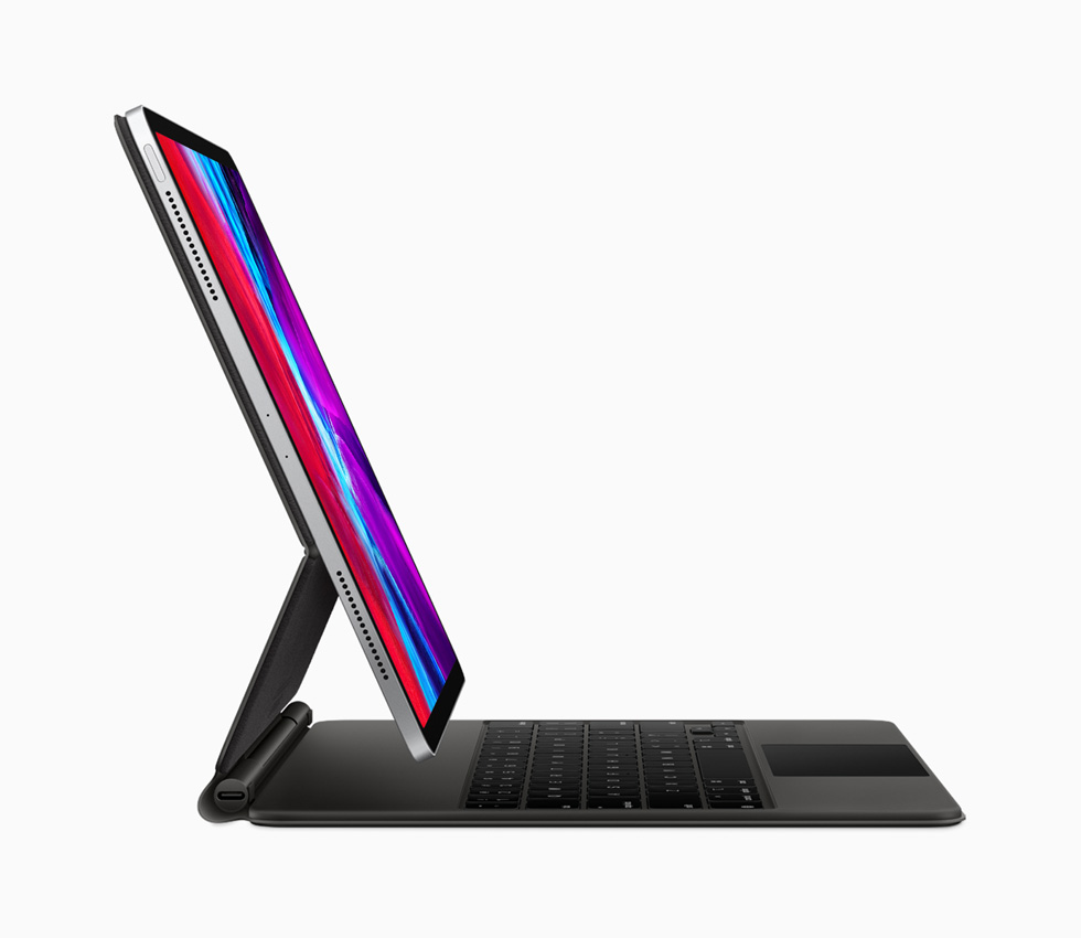Yeni iPad Pro ve Magic Keyboard’un yandan g?rünümü.