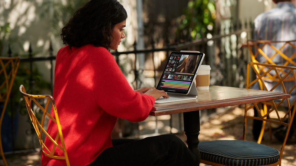 Beyaz Magic Keyboard ile iPad Pro kullanan bir kad?n. 