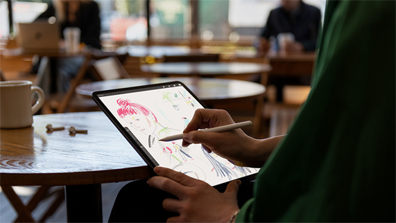 Bir kullan?c? Apple Pencil ile iPad Pro’da ?izim yap?yor.