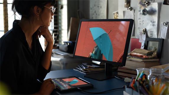 Kullan?c?n?n iPad Pro’sunda USB-C konnekt?rü tak?l?.
