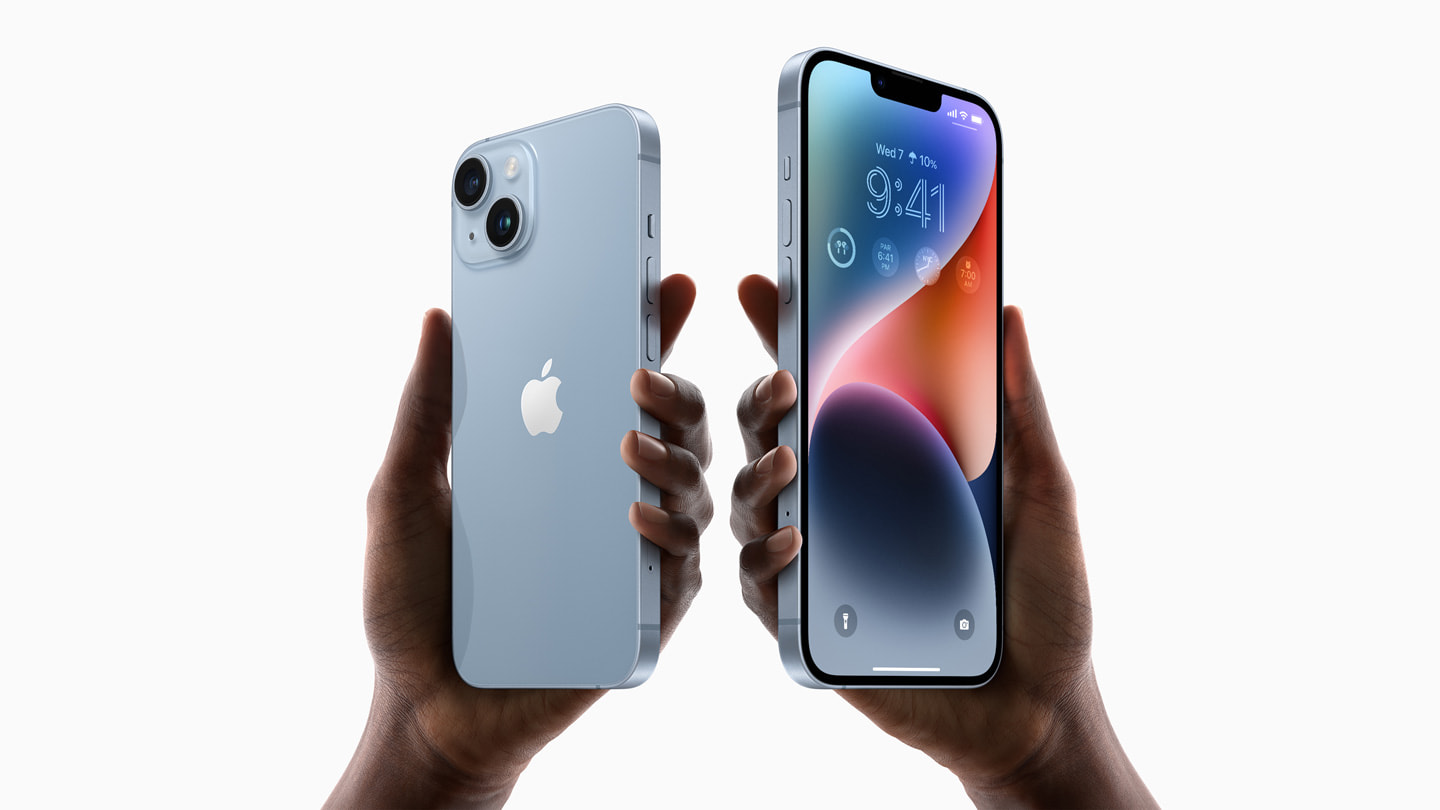 iPhone?14 ve iPhone?14?Plus’? tutan iki el.