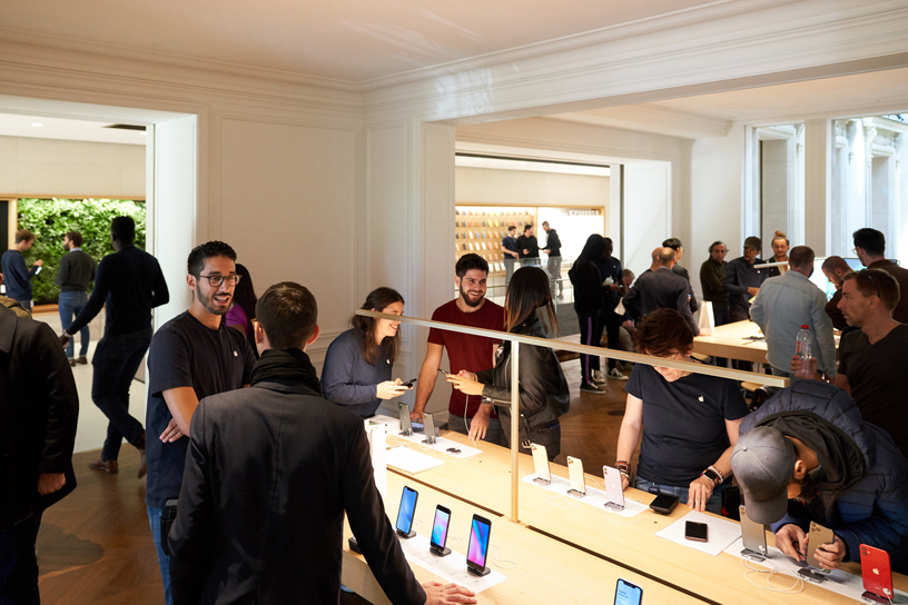 Customers at Apple Champs-élysées.