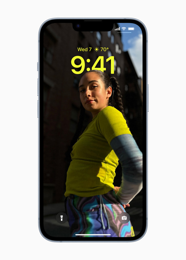 iOS?16’daki tamamen ba?tan tasarlanm?? Kilit Ekran? g?steriliyor.