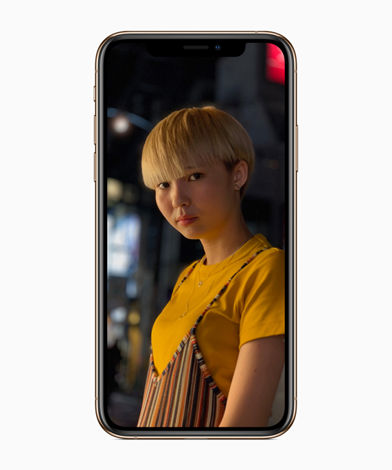 Sahne I???? ile Portre modundaki bir g?rüntüyü g?steren iPhone Xs. 