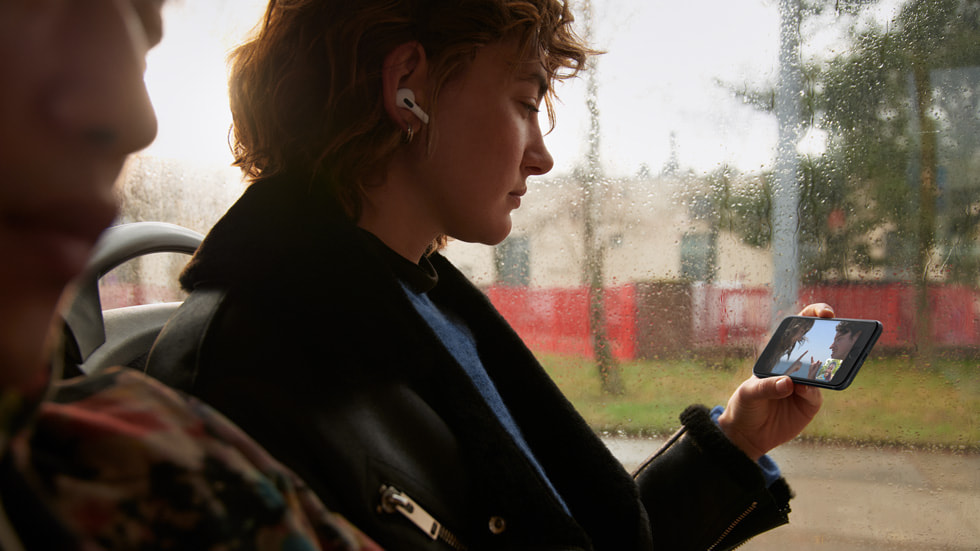 ???? ?? ????? ????? ?? ?????? AirPods ????? ????? ????? SharePlay ???????? ???? 5G  ??? iPhone SE. 