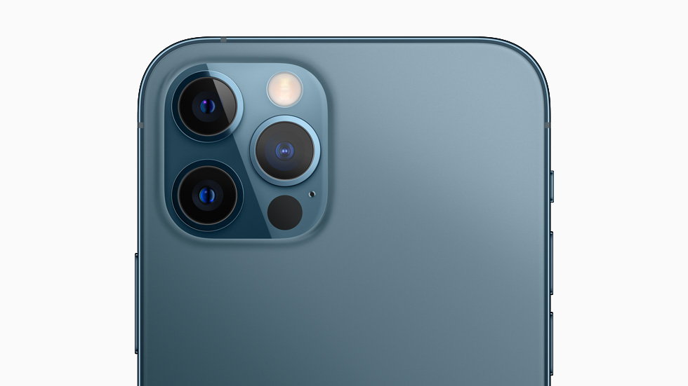 iPhone 12 Pro’nun arkadan g?rünümünde pro kamera sisteminin lensleri g?rülüyor.?