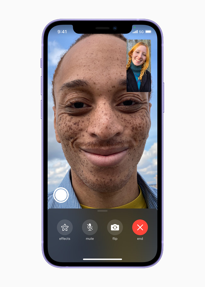 iPhone 12 ekran?nda bir FaceTime g?rü?mesi.