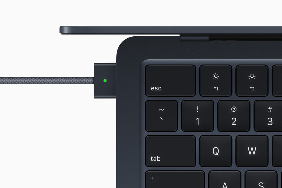 ??? ????? ????? MagSafe ???????? ??? ???? MacBook?Air ??????.