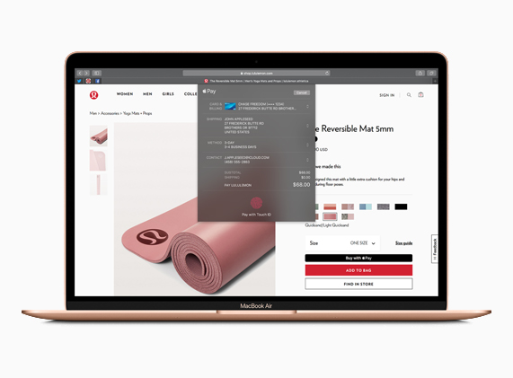 Ekran?nda Apple Pay penceresi a??k bir MacBook Air.