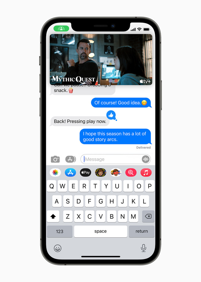 iPhone 12 Pro’daki Mesajlar uygulamas?nda, sohbet eden arkada?lar aras?nda bir Apple TV SharePlay oturumu g?steriliyor.