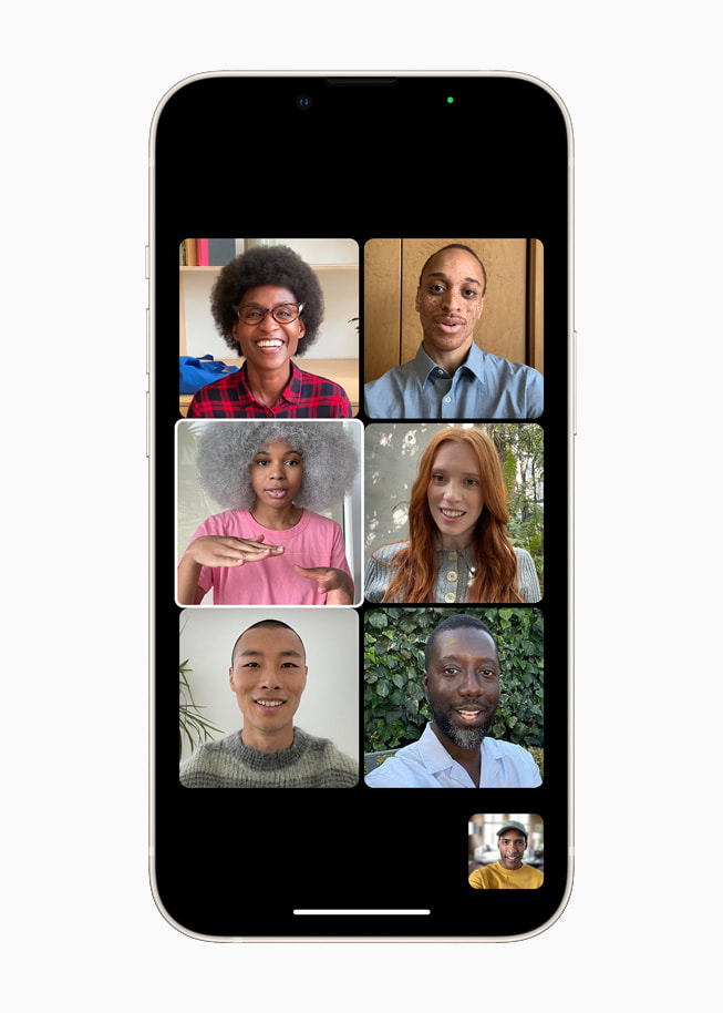 iOS 15’in Grup FaceTime’?nda kat?l?mc?lar iPhone’da ?zgara g?rünümünde ayn? boyutta kutularda g?steriliyor.