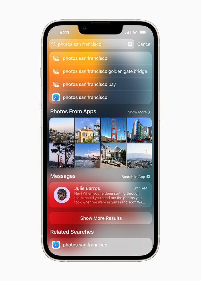 Y?ld?z ????? renginde bir iPhone 13’te iOS 15’in konuma g?re foto?raf arayan Spotlight ?zelli?i g?steriliyor.