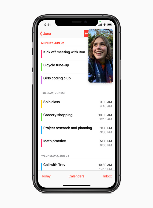 iPhone 11 Pro ekran?nda iOS 14’teki yeni Resim ??inde Resim ?zelli?ini g?steren bir FaceTime aramas? g?rüntüleniyor.