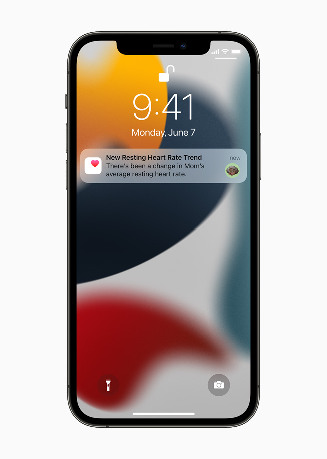 iPhone 12 Pro ekran?nda bir aile üyesinin, annesinin kalp sa?l??? verilerindeki bir de?i?im konusunda uyar? veren bir bildirim ald???n? g?rüyoruz.