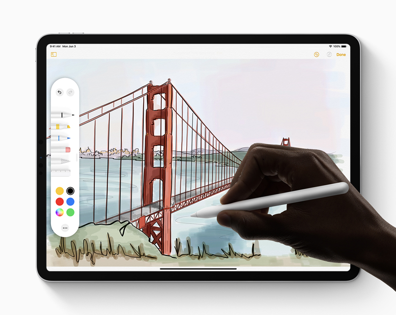 Apple Pencil ve yeni ara? paletini kullanarak iPad’deki iPadOS’ta ?izim yapan bir ki?i.