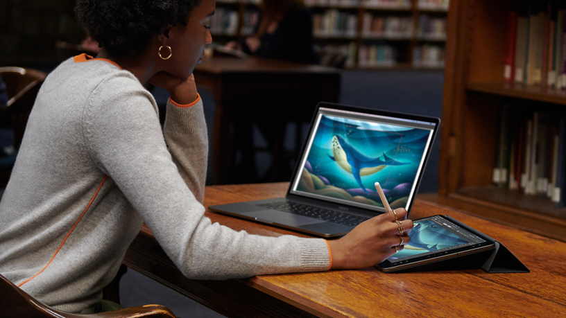 MacBook kullan?c?s? iPad ve Apple Pencil ile ?al??ma alan?n? geni?letiyor.